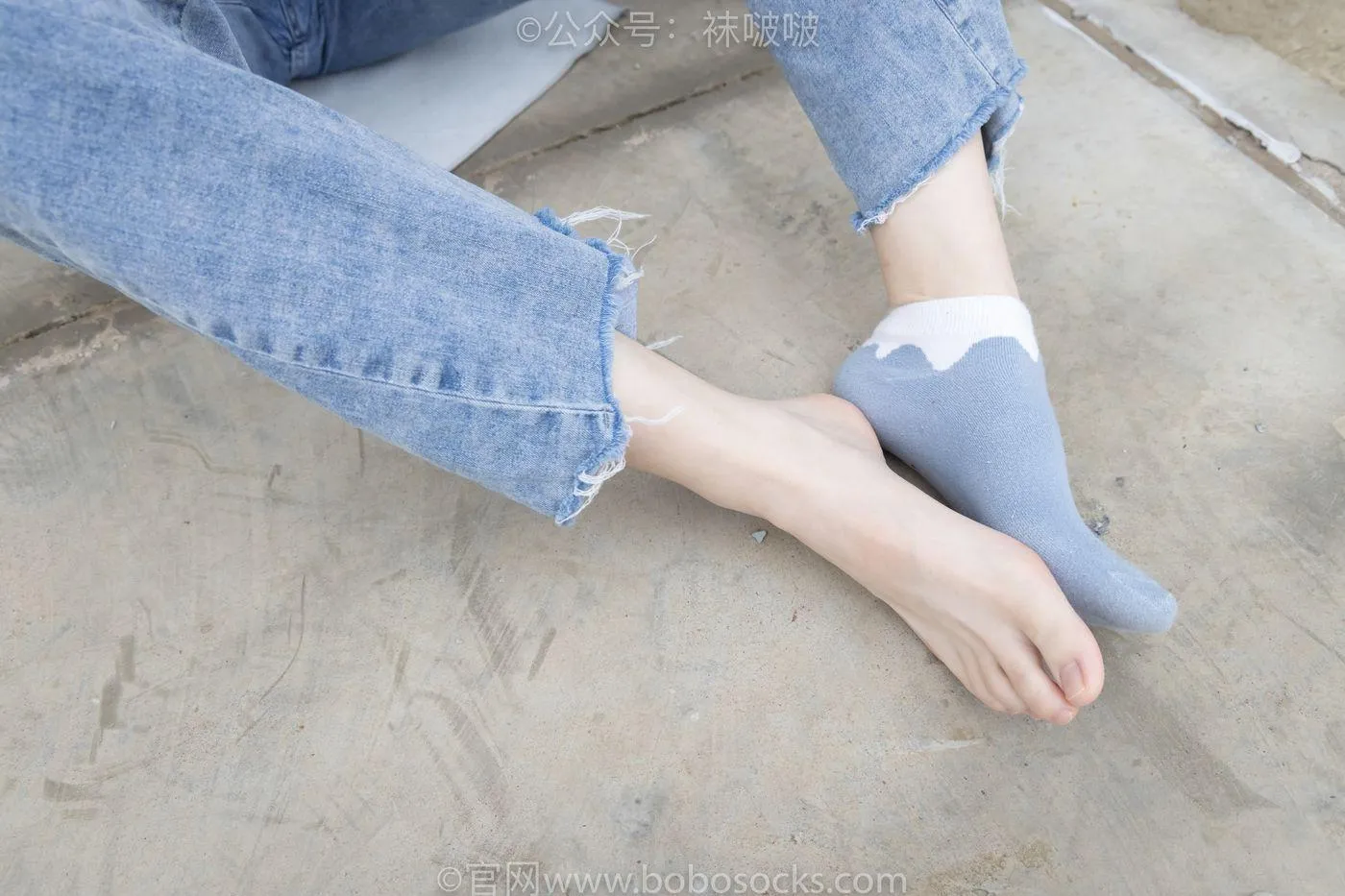 [BoBoSocks袜啵啵]NO.020 熊熊-NB运动鞋、蓝色短棉袜（踩脏）、裸足 [150P]插图5